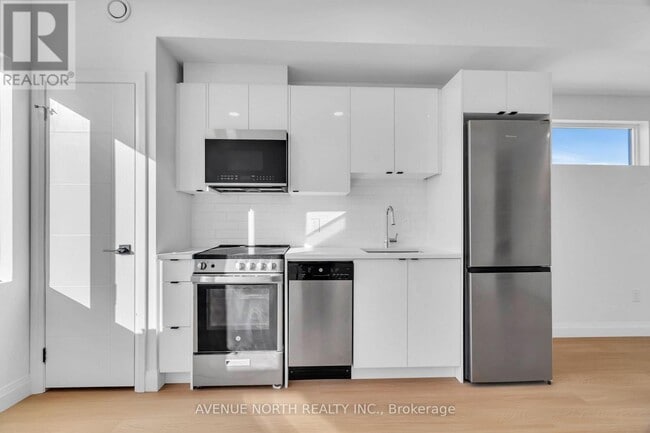 Building Photo - 368 Tweedsmuir Ave