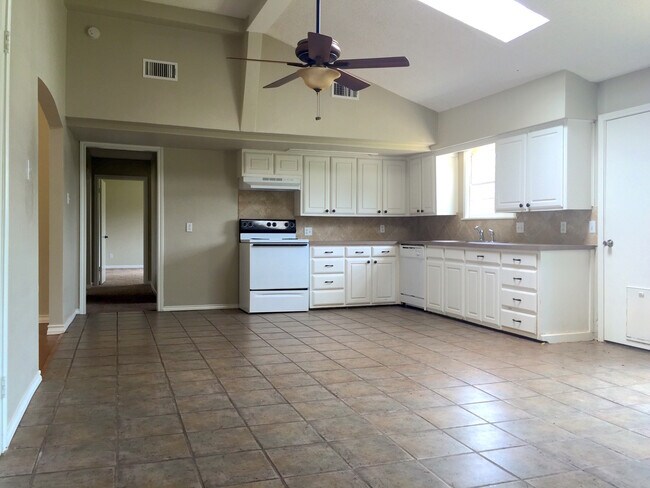 Foto del edificio - Recently Updated 3/2/1 with 2 Large Living Areas