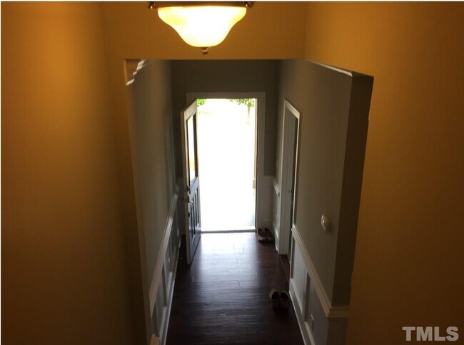 Building Photo - 1401 Town Home Dr
