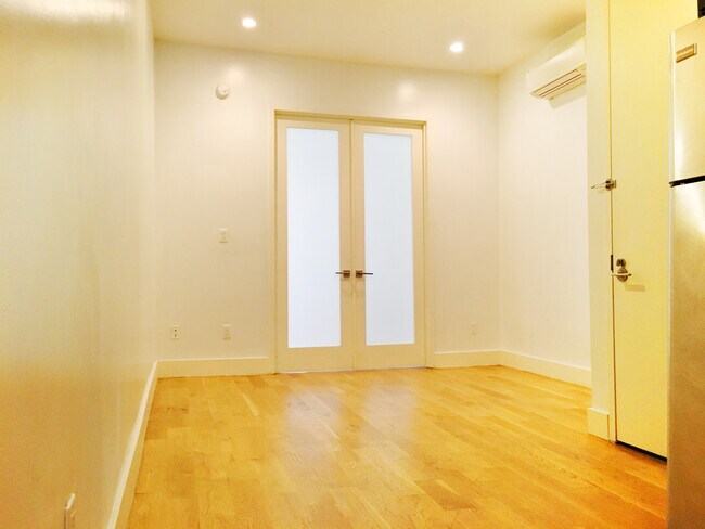 Building Photo - 867 Halsey St