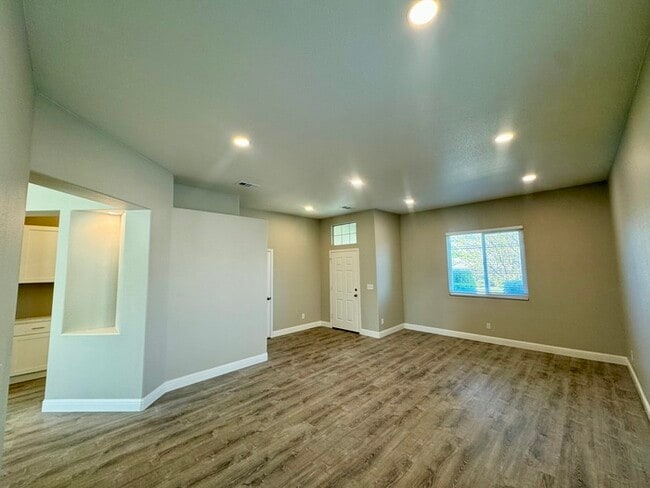 Building Photo - 3 bedroom 2 bath beautiful home in West Sac
