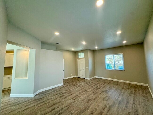 Foto del edificio - 3 bedroom 2 bath beautiful home in West Sac