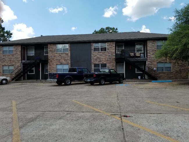 Building Photo - 704 Schuller