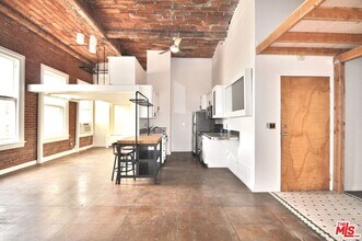 Building Photo - 215 W 7th St