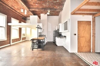 Building Photo - 215 W 7th St