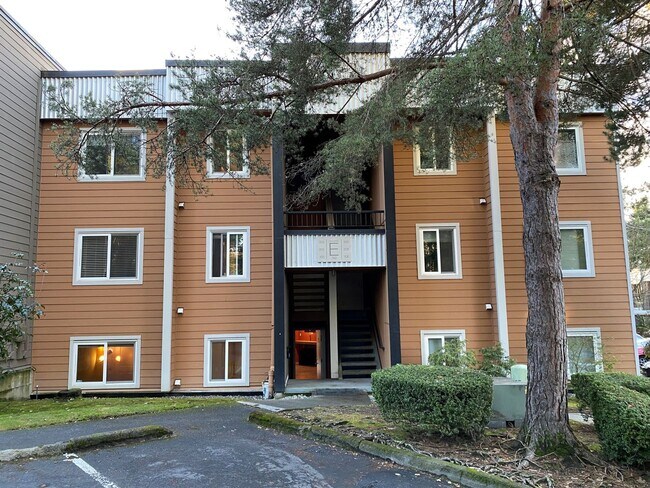 Building Photo - Walk to Downtown Kirkland 2 Bedroom, 2 Bat...