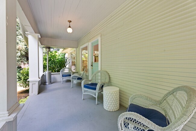 Building Photo - Beautiful 3,485 SqFt Home with Updated Kitchen & Modern Finishes