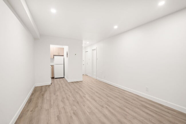 Building Photo - 1600 Alexandre-DeSève