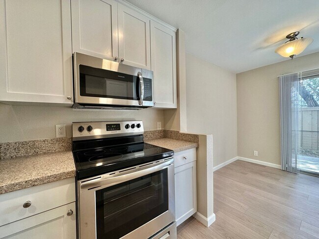 Foto del edificio - Newly Remodeled 2 Bedroom 2 Bath Near UTC ...