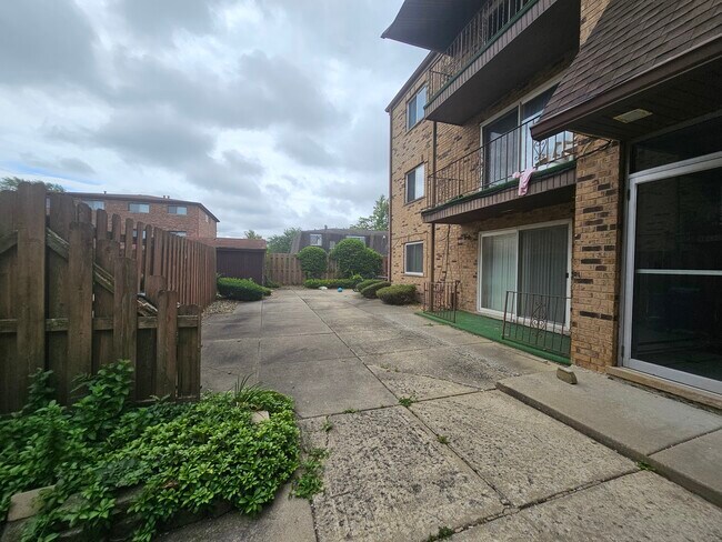 Foto del edificio - 7121 Laverne Ln