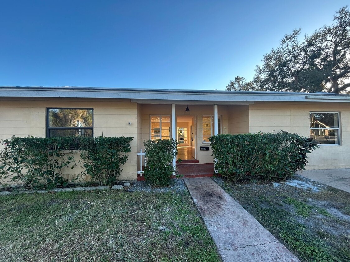 Spacious 3/2 home available now, and conveniently located near downtown and Manatee Hospital - Spacious 3/2 home available now, and conveniently located near downtown and Manatee Hospital