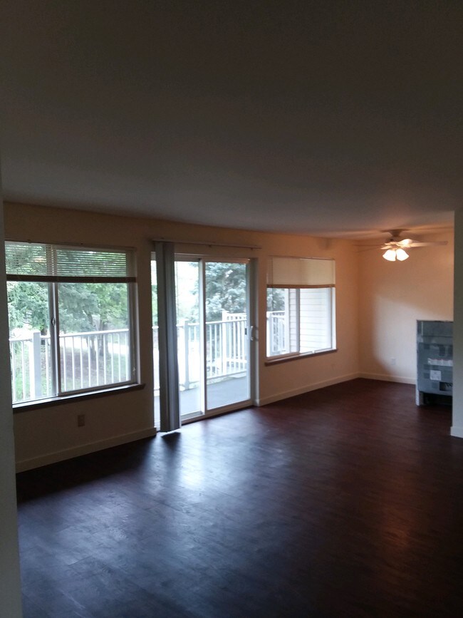 Building Photo - Country Squire Apartments - 2 bedrooms