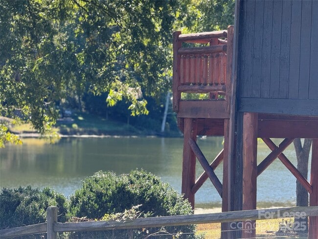 Foto del edificio - 1011 Lakeshore Dr