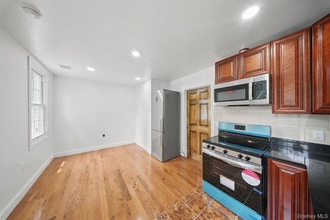 Building Photo - 14 Yankee Pl