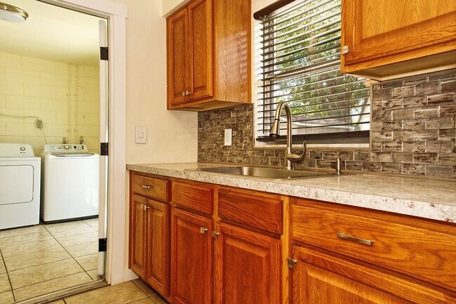 Foto del edificio - Nice 3/2 with 1 car garage fully fenced ba...