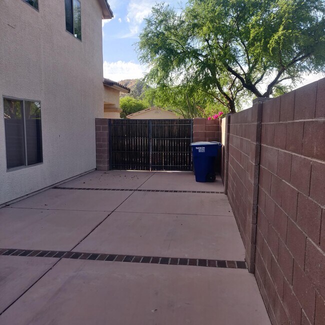 Foto del edificio - 2561 W Brandy Crest Dr