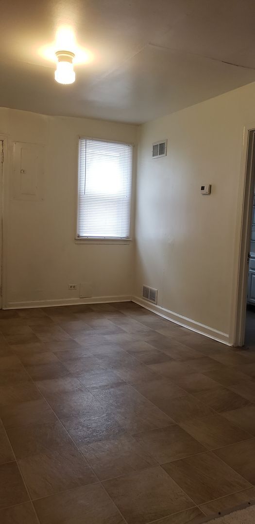 Building Photo - One Bedroom One Bathroom Single House