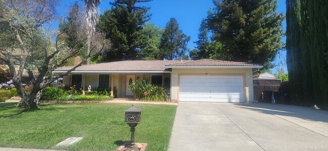 Building Photo - Beatutiful 4 Bedroom Greenhaven Home with ...