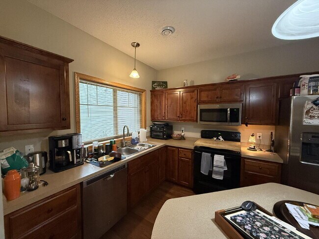 Foto del edificio - Spacious 4-Bedroom Home in Scenic Lino Lak...