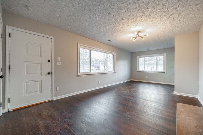 Foto del edificio - 491 Annadale Dr