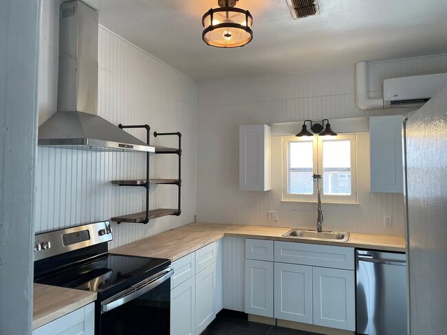 Building Photo - 405 W Grand Ave