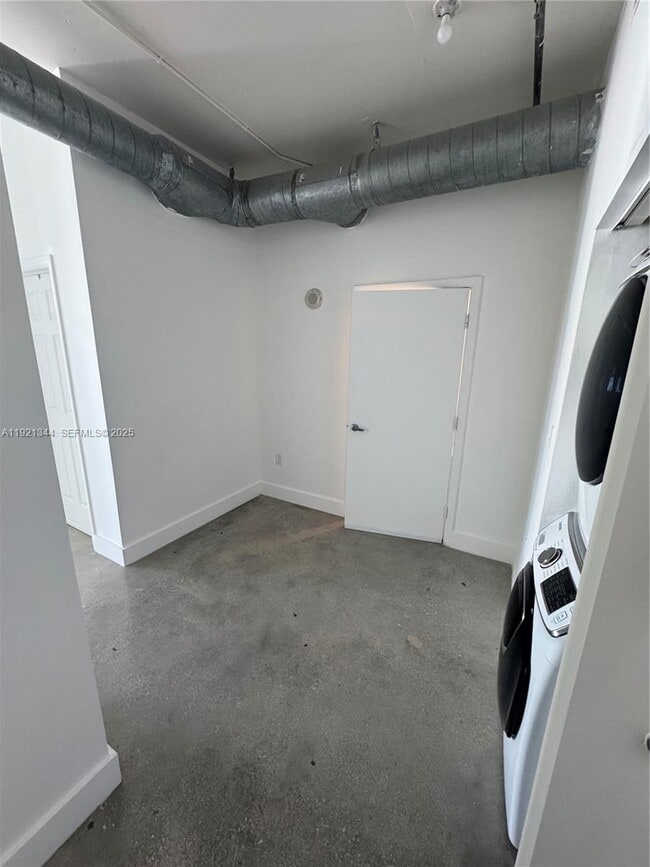 Building Photo - 444 NE 30th St