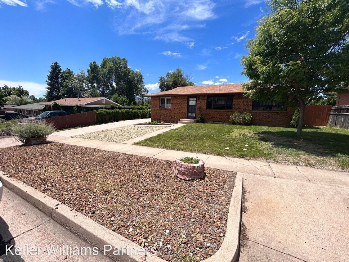 Primary Photo - 3 br, 2 bath House - 212 S Garo Ave