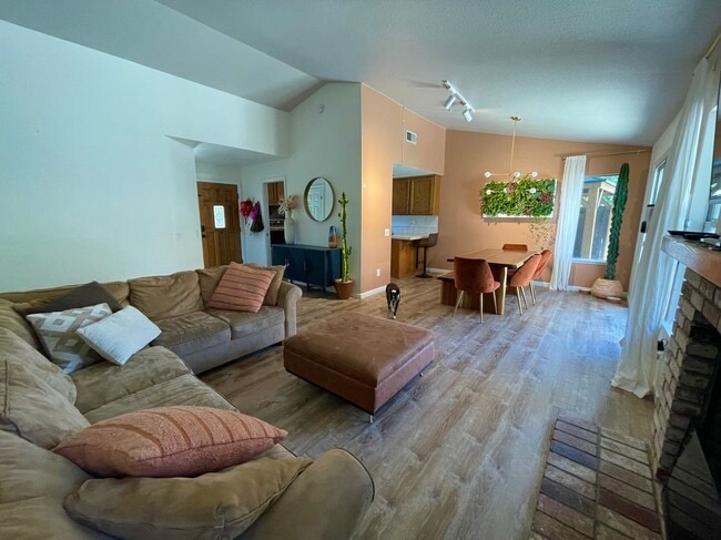 Building Photo - 100 Bittercreek Dr