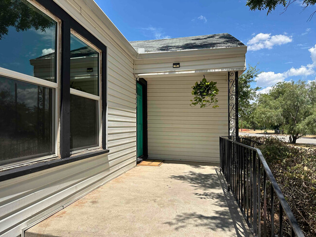 Building Photo - 310 College Dr