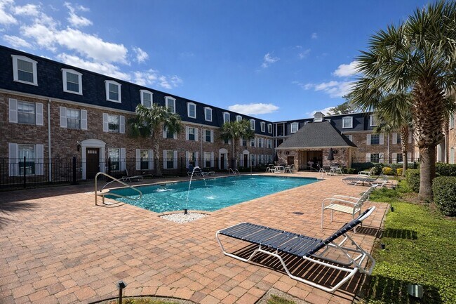 Building Photo - 361 N Post Oak Ln