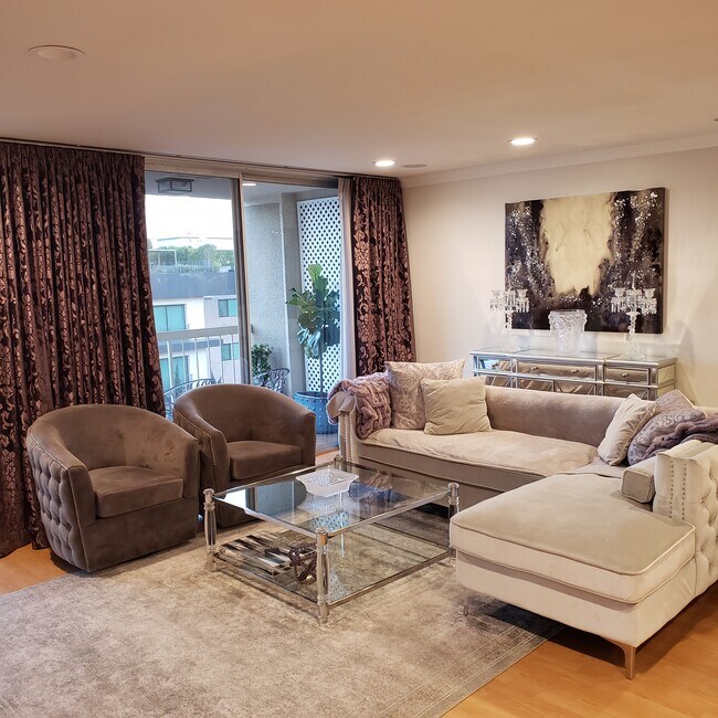 Living room - 441 N Oakhurst Dr