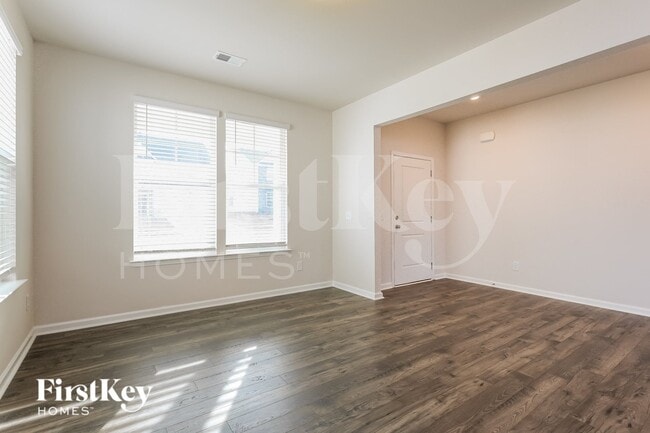 Building Photo - 557 Hillpark Ln