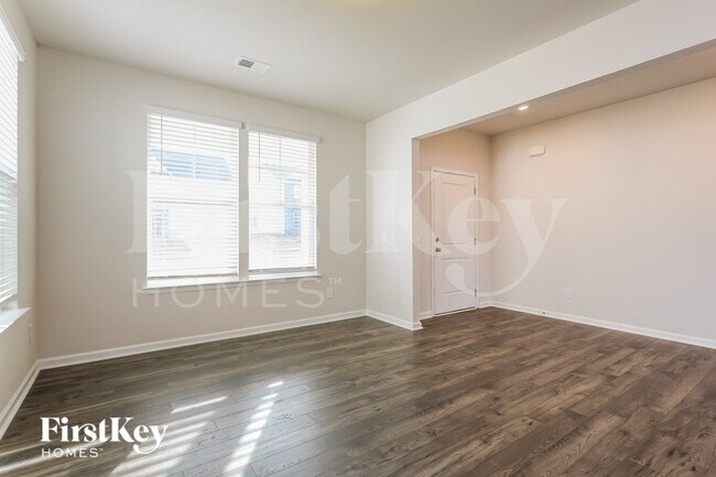 Foto del edificio - 557 Hillpark Ln