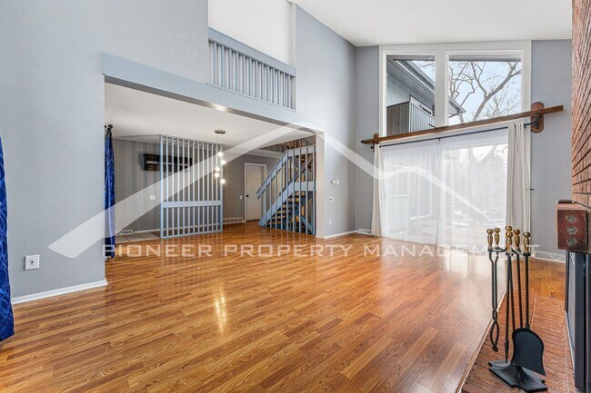 Building Photo - Spacious Home with 2 Car Garage and Centra...