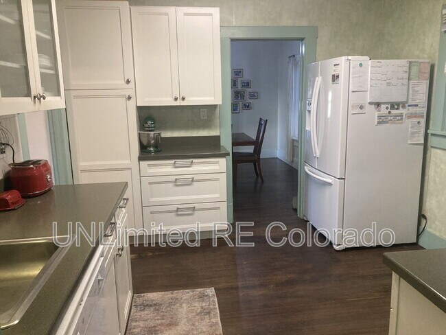 Building Photo - 410 Comanche St