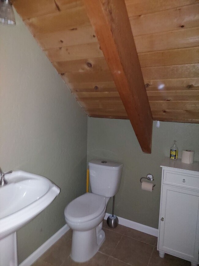 Building Photo - Seasonal Furnished rental