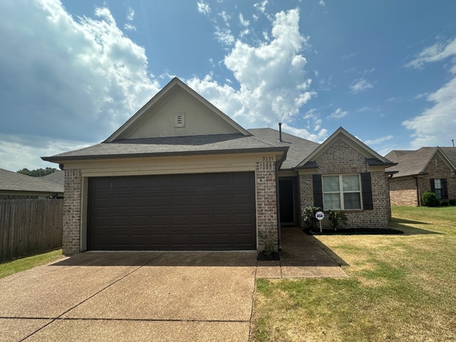 SHOWSTOPPER! 3BR/2BA in Cordova | Vaulted Ceilings & Soaking Tub | Fenced Yard - SHOWSTOPPER! 3BR/2BA in Cordova | Vaulted Ceilings & Soaking Tub | Fenced Yard House