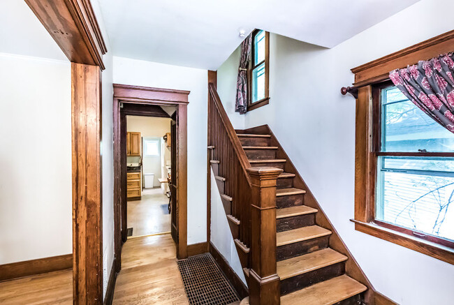 Entry foyer - 104 Buckingham Ave