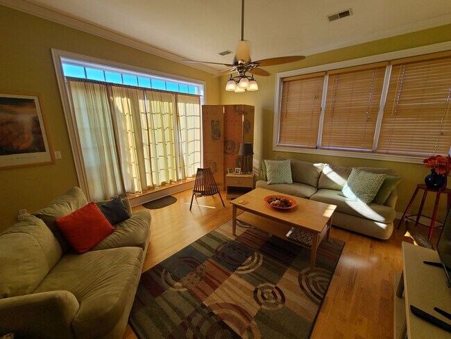 Foto del edificio - Fully Furnished Executive Condo in Downtow...