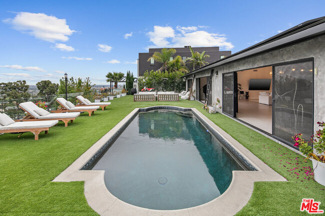 Foto del edificio - 8108 Laurel View Dr