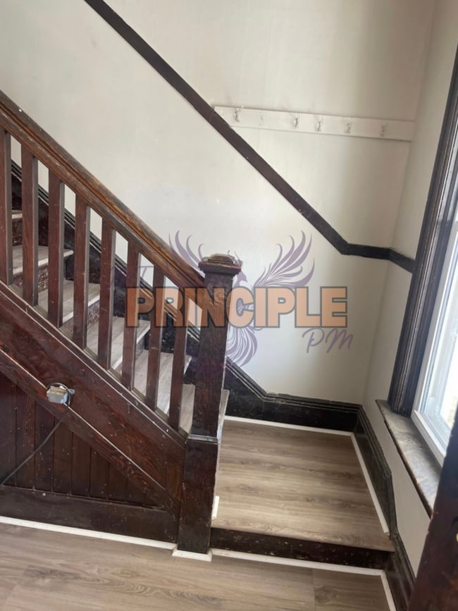 Building Photo - Large renovated house