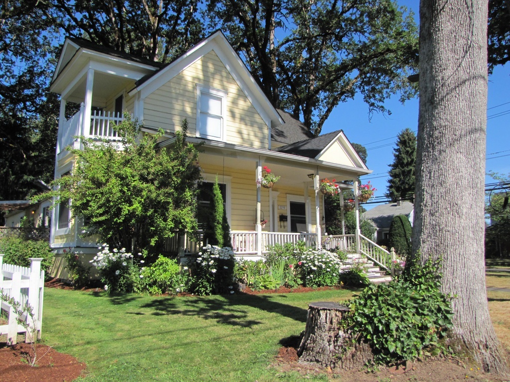 Front of house. This 4br apartment is at the front entry to the house. - 2250 A St