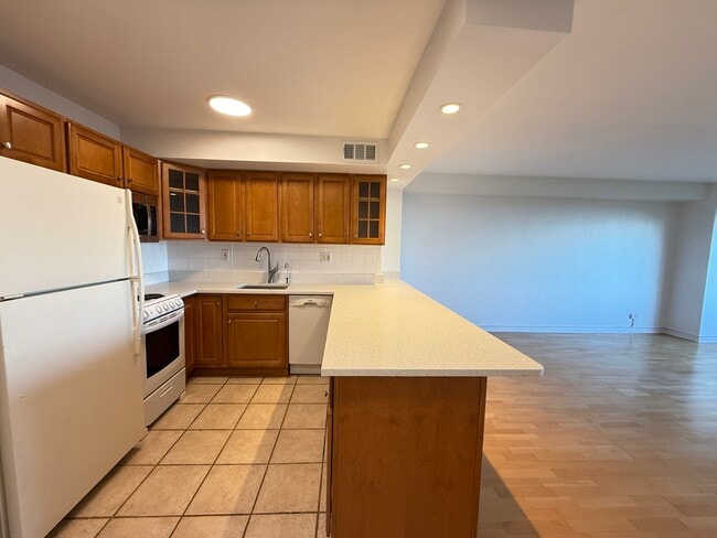 Building Photo - 3100 N Lake Shore Dr