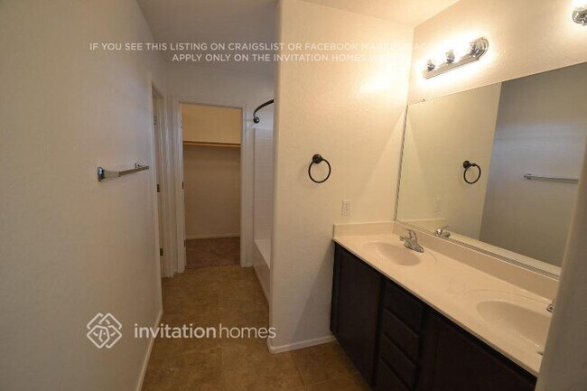 Foto del edificio - 10225 W Camelback Rd