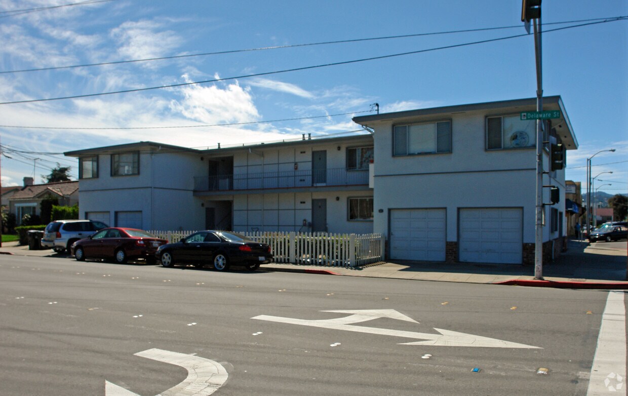 Building Photo - 855 N Delaware St
