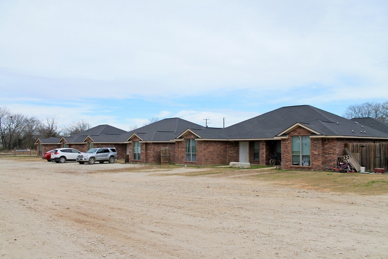 711725 N Sharp St, Franklin, TX 77856 Apartments in Franklin, TX