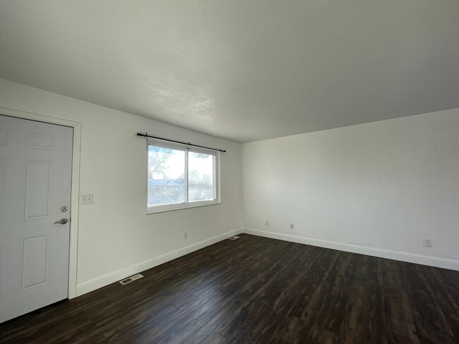 Building Photo - Cozy Tri-Level Home in Thornton! AVAILABLE...