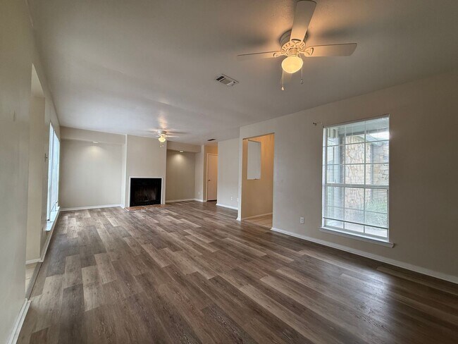 Foto del edificio - Cozy and clean 3 bedroom 2 bath townhouse AVAILABLE NOW!