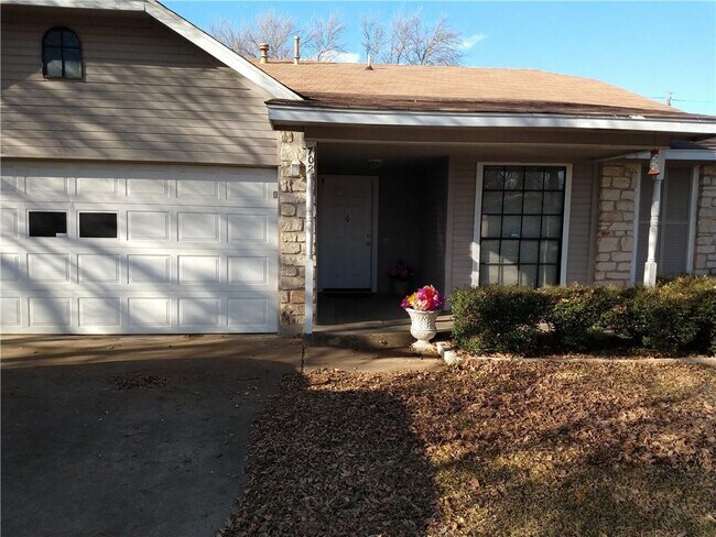 Building Photo - 702 Lasso Dr