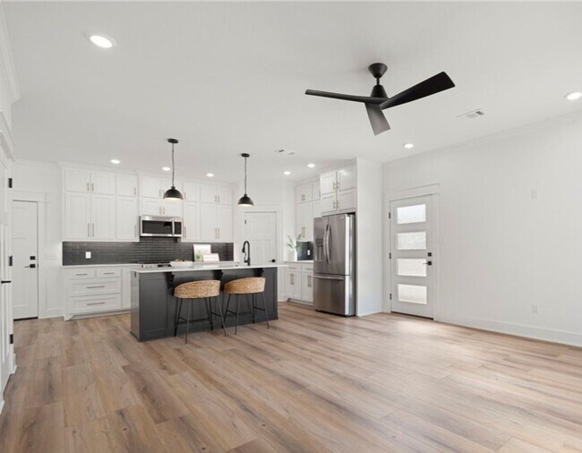 Foto del edificio - Lovely Modern Home-Three Bed/Three Bath/Up...